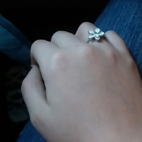 A flower ring that opens and closes to your size - Picture 2 of 2